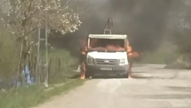Park Halindeki Kamyonet Alev Alev Yandı