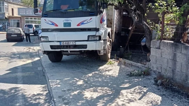 Park Halindeki Kamyonun Freni Boşaldı