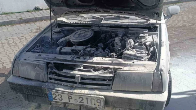 Park Halindeki Otomobil Alev Aldı