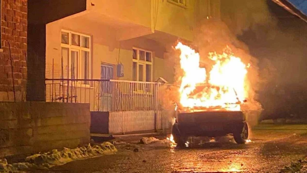 Otomobil Alevlere Teslim Oldu