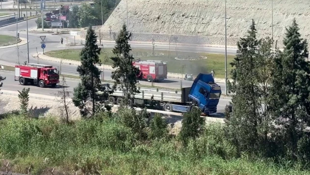 Park halindeki tır alev aldı