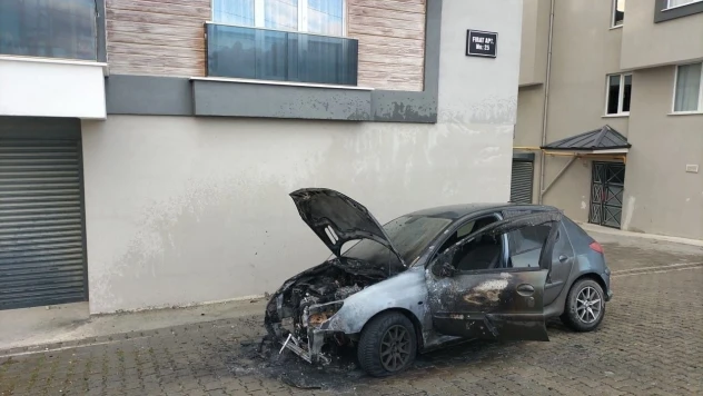 Park Halindeyken Yanan Otomobil Kullanılamaz Hale Geldi