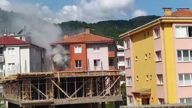 Bomba Gibi Patladı, Evi Yaktı!