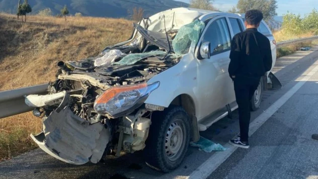 Pikap bariyerlere çarparak durabildi