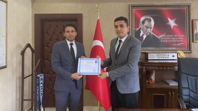 Pınarbaşı Kaymakamı'ndan Kütüphane Personeline 'Üstün Başarı Belgesi'