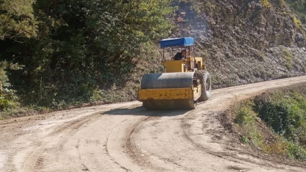 Pınarbaşı'nda Köy Yollarında Çalışmalar Devam Ediyor