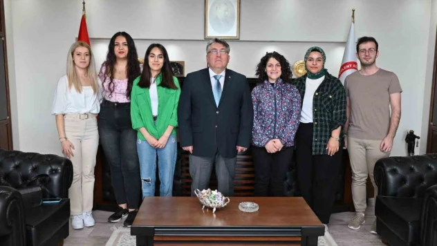 Rektör Özölçer, Biyoloji Öğrenci Topluluğu Üyeleriyle Buluştu