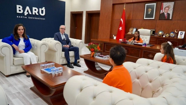 Rektör Uzun, Koltuğunu Çocuklara Devretti