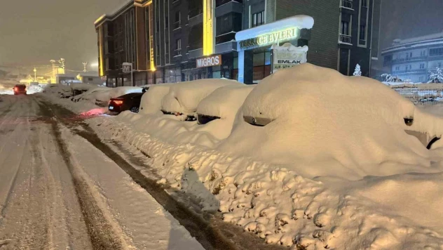 Safranbolu'da Araçlar Kar Altında Adeta Kayboldu