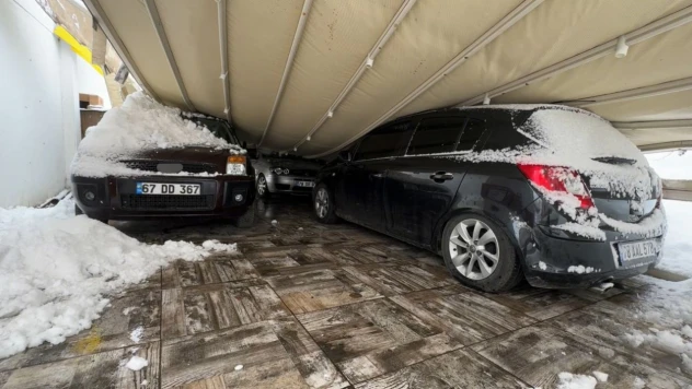 Safranbolu'da Kar Ağırlığı Garajı Çökertti