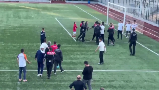 Şampiyonluk Maçında Saha Karıştı
