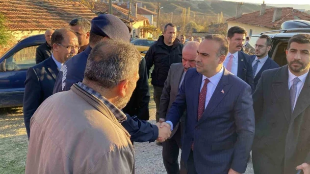 Bakan Kacır'dan Şehit Ailesine Taziye Ziyareti