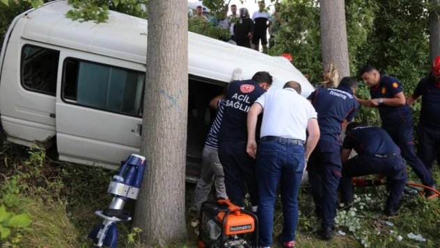 Şarampole uçan minibüsün sürücüsü hayatını kaybetti
