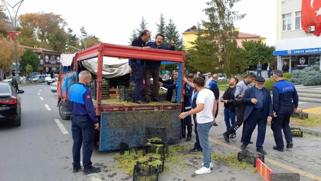 Satıcı Üzüm Kasalarını Belediyeye Attı