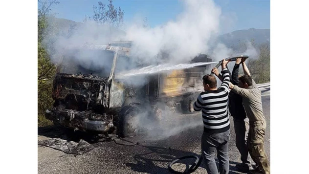 Seyir halindeki kamyon yandı