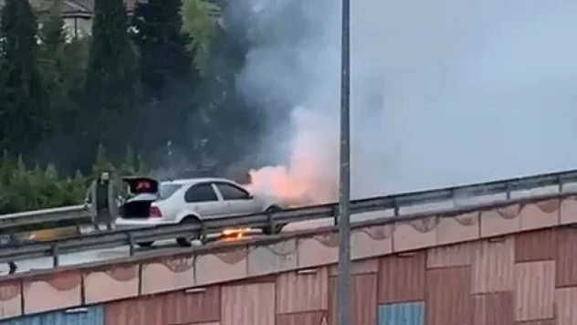 Otomobilin Motor Kısmı Alev Aldı