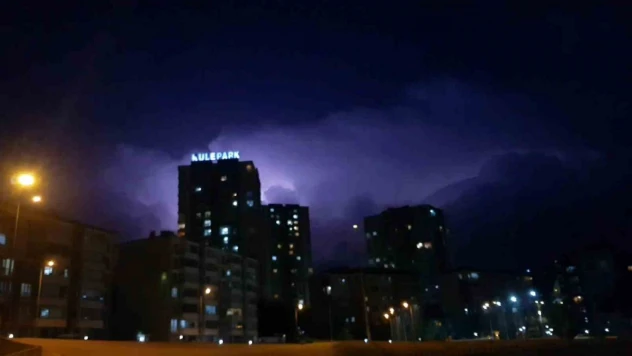 Şimşeklerin Görsel Şöleni Gece Yarısına Kadar Sürdü