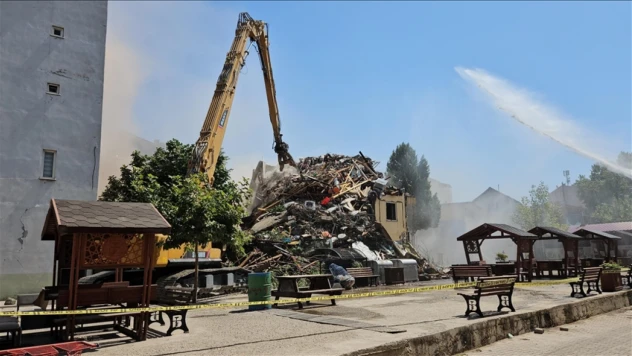 Sındırgı'da Ağır Hasarlı Binaların Yıkımı Sürüyor