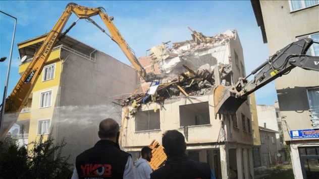 Sındırgı'da Enkaz Kaldırma Çalışmaları Sürüyor