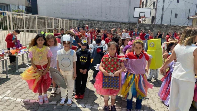 Atık Malzemeler Öğrencilerin Elinde Sanata Dönüştü