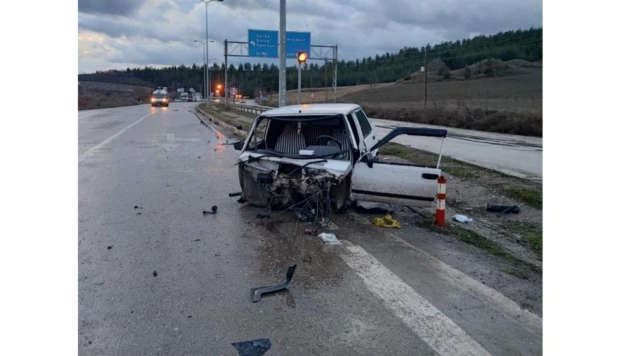 Sinop'ta Bariyere Çarpan Otomobil Sürücüsü Yaralandı