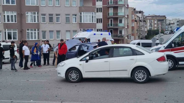 Sinop'ta İki Otomobil Çarpıştı: 2 Yaralı
