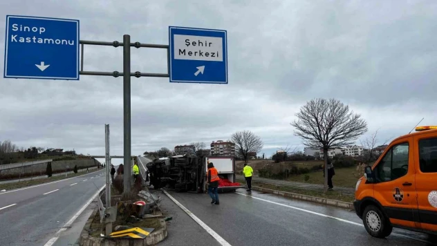 Sinop'ta Kamyonet Devrildi