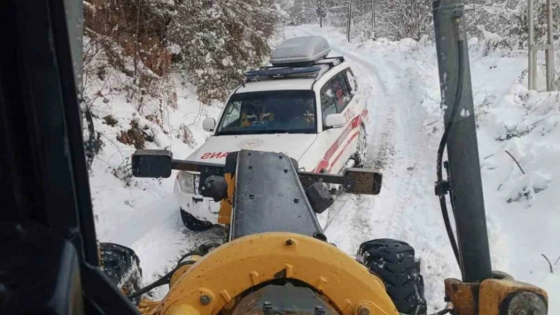 Sinop'ta Karla Kaplı Yol Açılarak Hastaya Müdahale Edildi