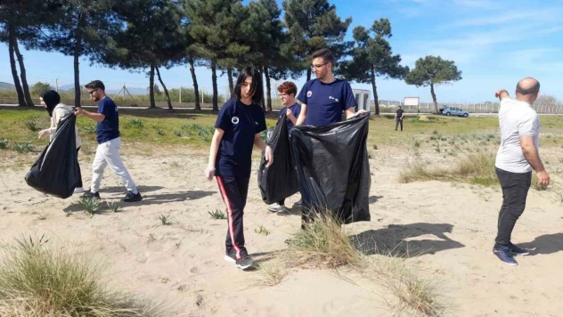 Sinop'ta Öğrenciler Sahil Temizliği Yaptı