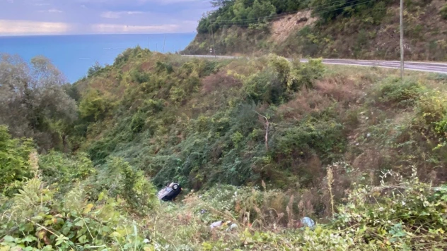 Sinop'ta otomobil 20 metreden uçtu: 3 yaralı
