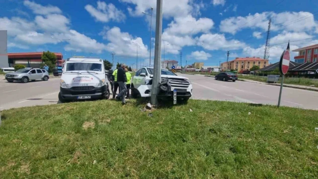 Otomobil Elektrik Direğine Çarptı: 2 Yaralı