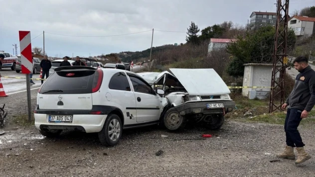 Sinop'ta Otomobiller Çarpıştı: 1 Yaralı