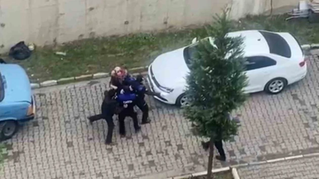 Karton İstifleyen Anne Ve Oğlu Zabıtalara Saldırdı