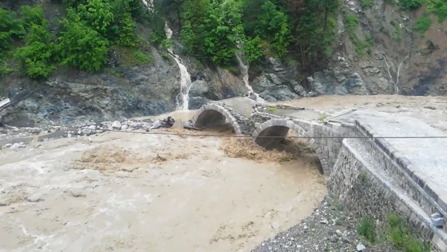 Tarihi köprü zarar gördü