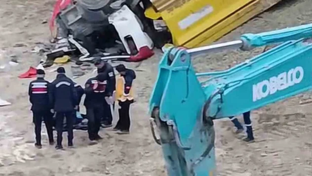 Uçuruma Yuvarlanan Kamyonun Sürücüsü Hayatını Kaybetti