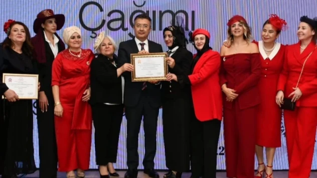 Tasarımlarıyla 'Çağı Selamlayan Kadınlardan' Türkiye 1'inciliği