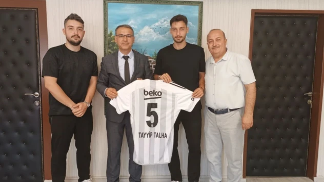 Tayyip Talha Sanuç'tan lise öğretmenine Beşiktaş forması