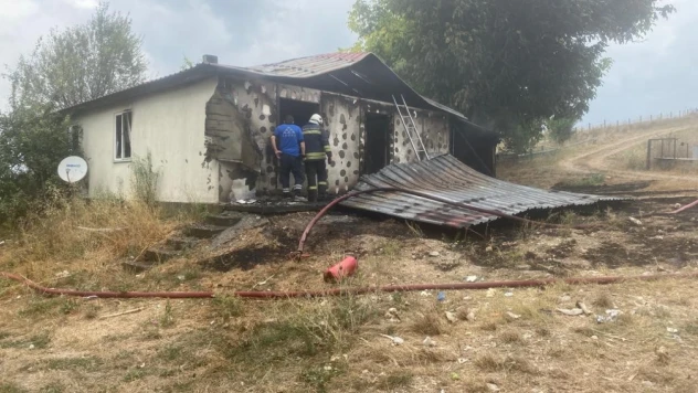 Tek katlı ev alev alev yandı