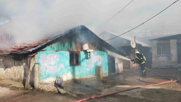 Ev Alevlere Teslim Oldu