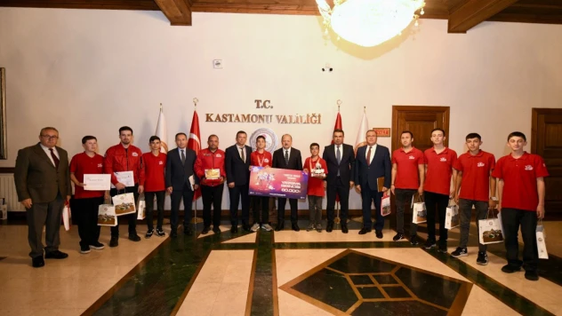 TEKNOFEST'te Kastamonu'yu Gururlandıran Öğrencilerden Vali Dallı'ya Ziyaret