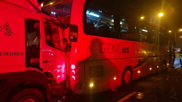 TEM'de Lastiği Patladı, Kamyon Çarptı: 1 Yaralı