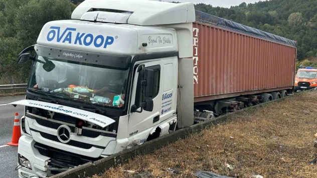 TEM'de Tır Bariyerlere Çarptı: 1 Yaralı