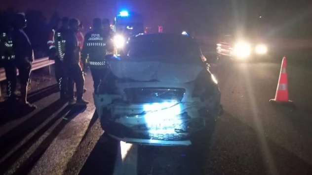 Tıra Çarptı, Otomobil Hurdaya Döndü: 1 Yaralı