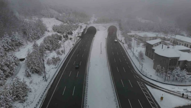 TEM'in Bolu Geçişinde Kar Yağışı Etkili Oluyor