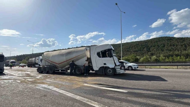 TEM Otoyolu'nda 2 Tır Çarpıştı: 1 Yaralı
