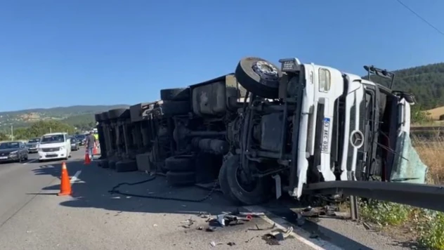 TEM Otoyolu'nda Kontrolden Çıkan Tır Devrildi