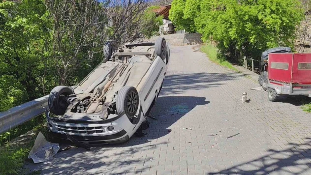 Ters Dönen Otomobilden Yara Almadan Kurtuldu