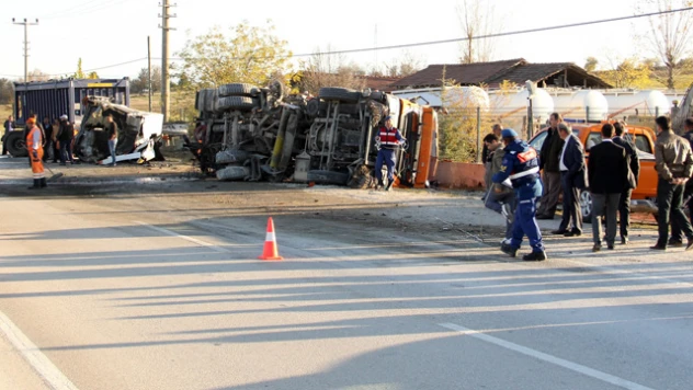 TIR ile kamyon çarpıştı: 2 YARALI