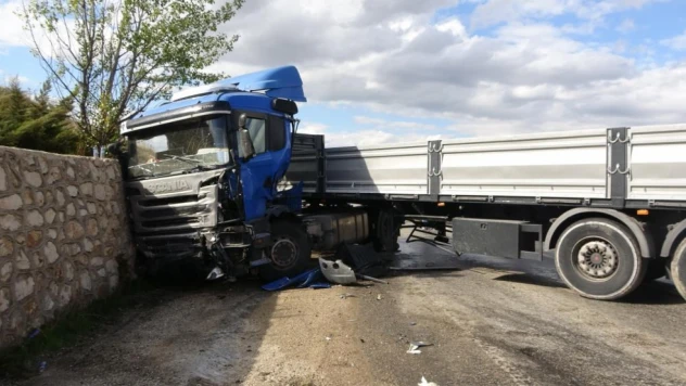 Tır İstinat Duvarına Çarptı!