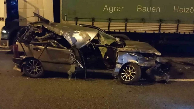 Tıra Çarpan Otomobil Hurdaya Döndü: 1 Yaralı
